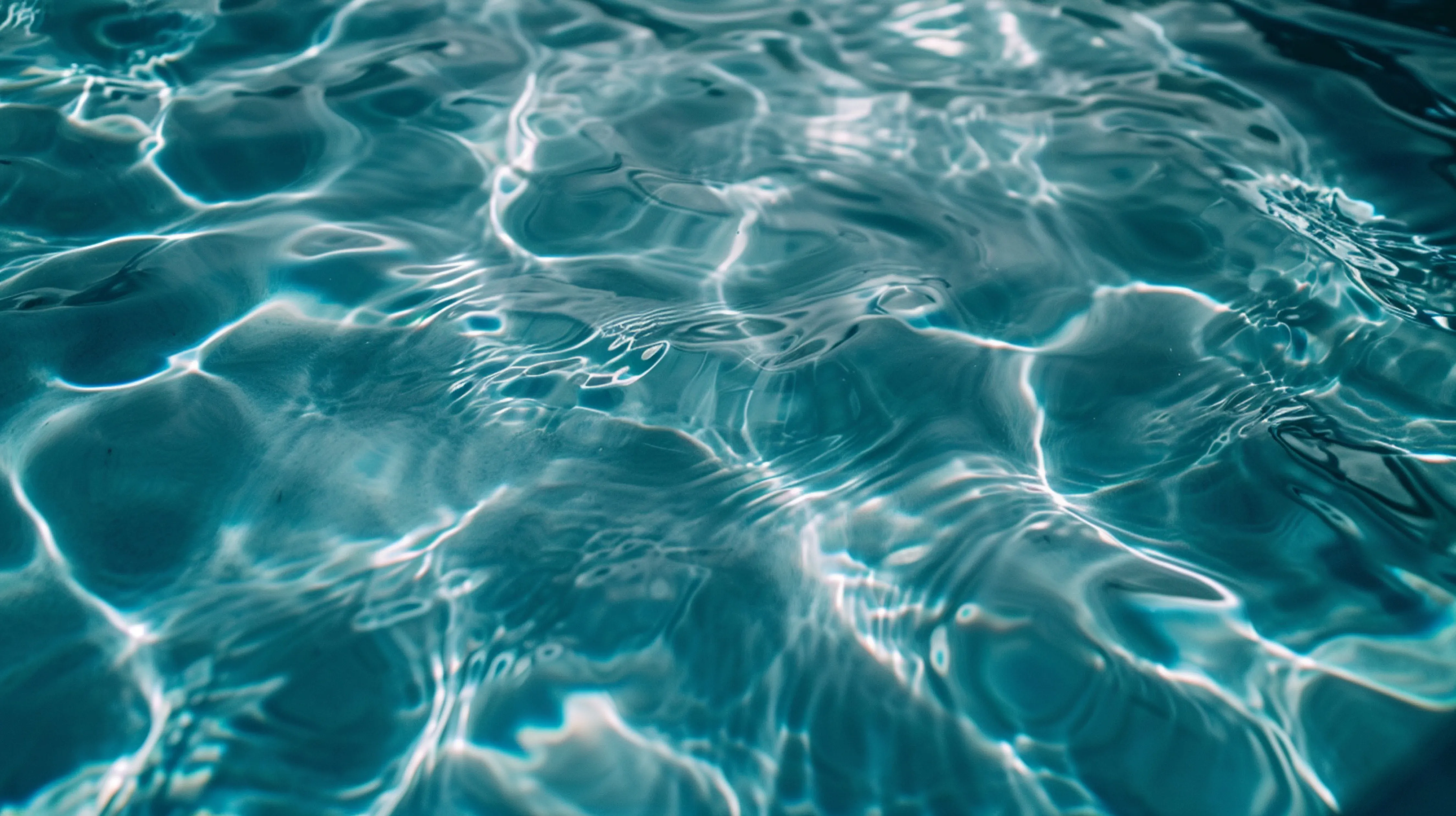Sonnenlicht spiegelt sich auf der Wasseroberfläche im Mirador